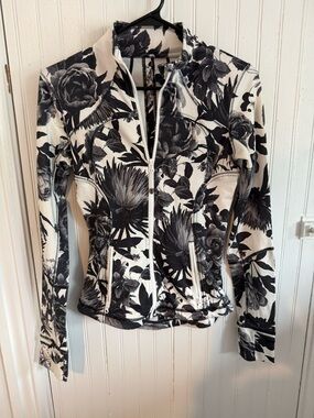 Lululemon Forme Jacket II Brisk Bloom Black & White Floral
